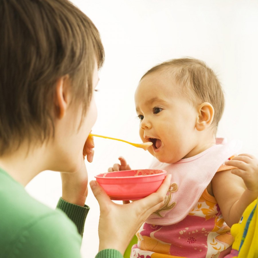 Ребенок кушает детское питание