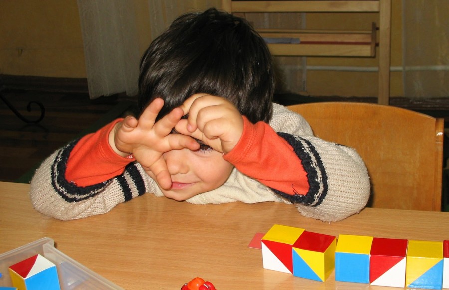 Аутизм детей: причины, симптомы, признаки заболевания и рекомендации родителям