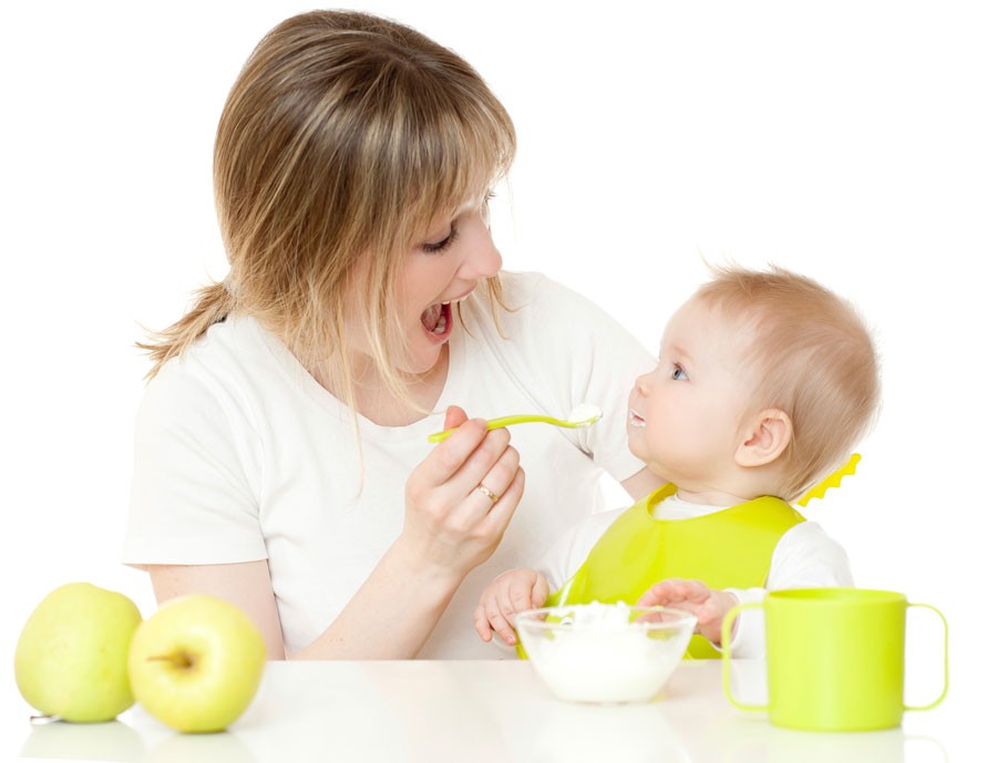 Мама кормит ребенка. Кормление ребенка с ложечки. Кормление ребенка кашей. Ребенок кушает.