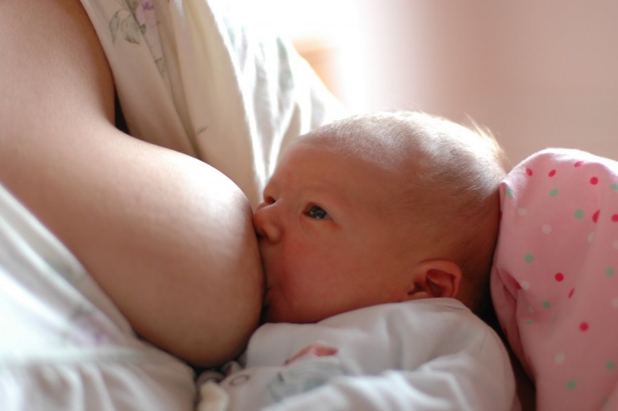 Ребенок 1 месяц кормление развитие