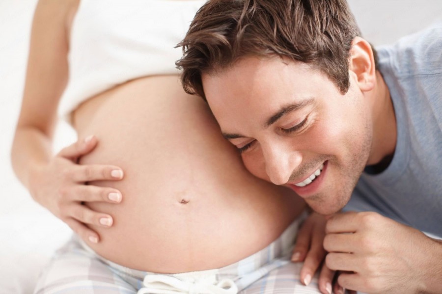 На каком месяце беременности малыш начинает толкаться