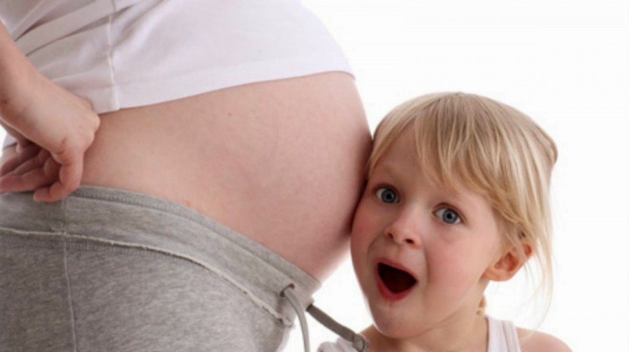На каком месяце беременности начинает толкаться ребенок
