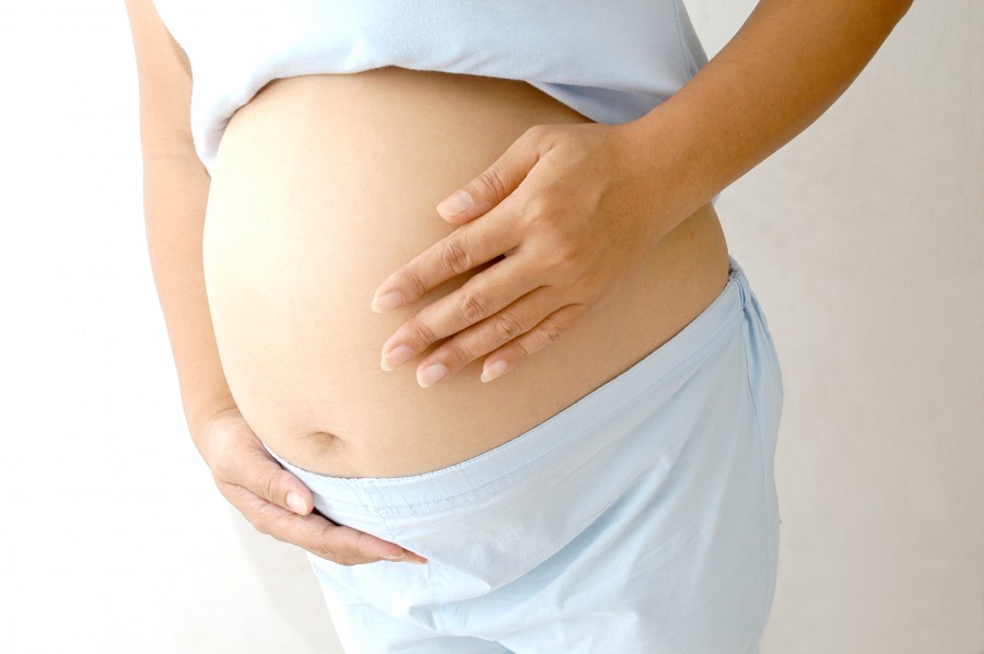 На каком месяце беременности начинает толкаться ребенок