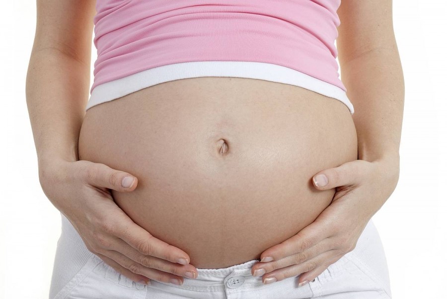 На каком месяце беременности малыш начинает толкаться