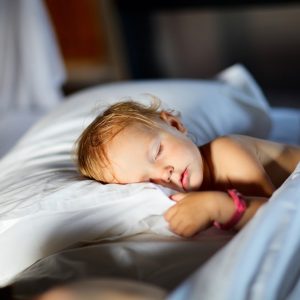 Ребенок просыпается ночью — что делать родителям, причины плохого сна и советы как отучить часто просыпаться малыша