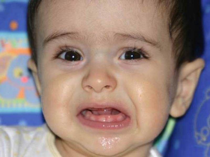 6 признаки зубов. Ппрпкщывание зубов у детей. Демна пои прорезываниизубов. Прорезывание нижних резцов.