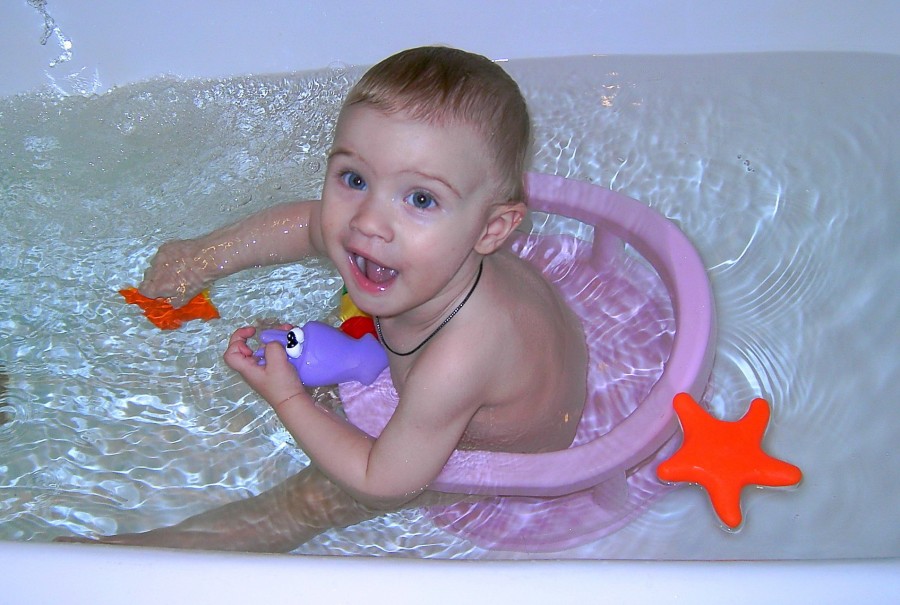 Стульчик в ванну для купания: особенности выбора и правила купания со стульчиком