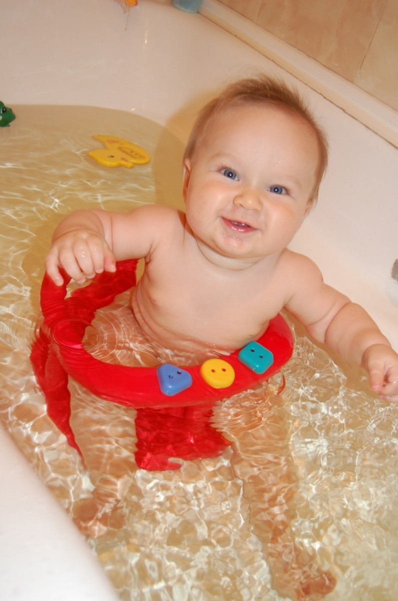 Стульчик в ванну для купания: особенности выбора и правила купания со стульчиком