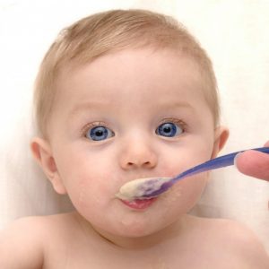 Питание ребенка в 4 месяца — прикорм, режим питания и рекомендуемый рацион